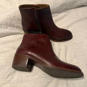 FRYE AND CO. Carson 2 Ankle Booties Merlot
